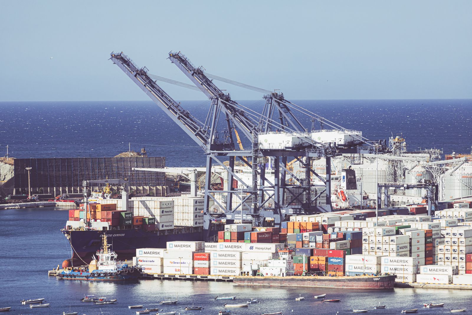 Puerto de contenedores con grúas y buques de carga