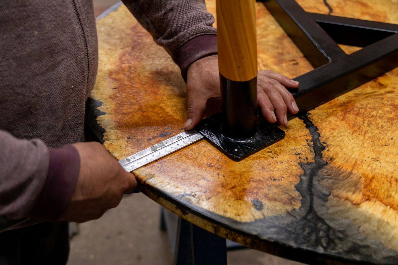 Medición de una cubierta de mesa durante un control de calidad