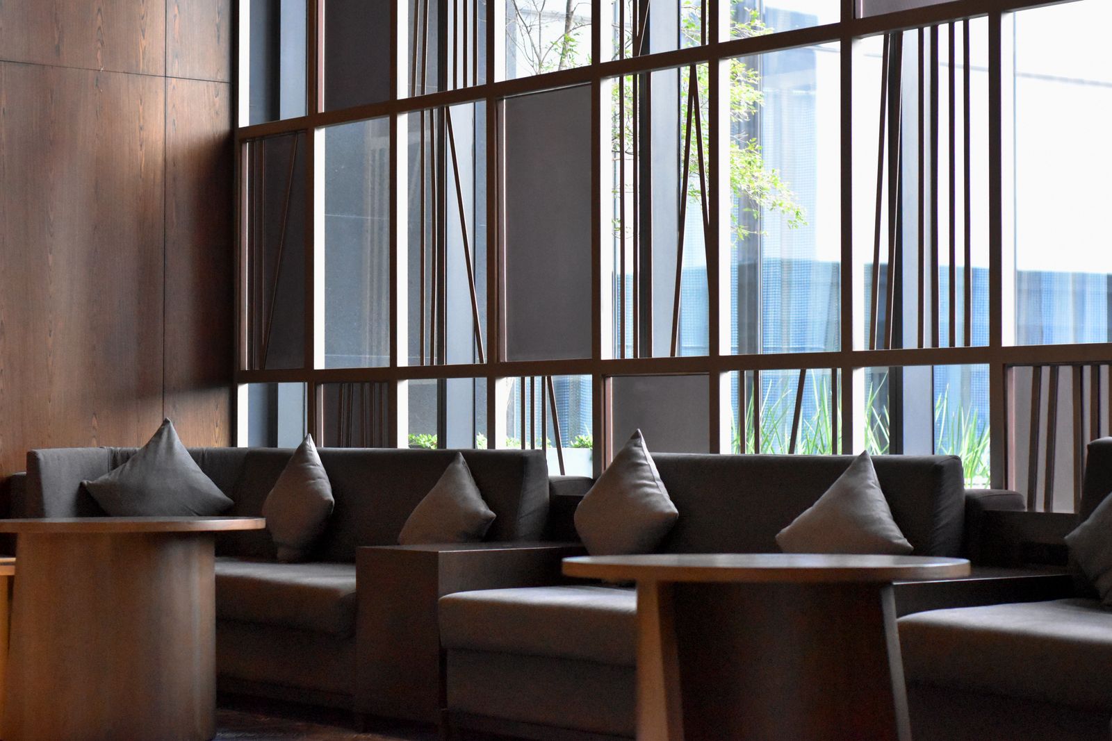 Lounge de hotel con sofás tapizados largos y cojines